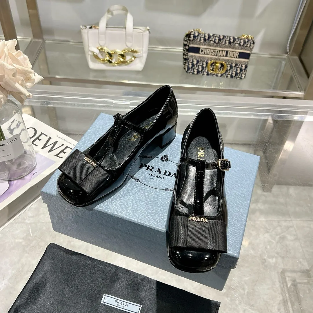 👟👟Ex-factory price 540👟👟 Prada 25ss early spring new model 🌟 Recommended by major bloggers in Xiaohongshu, showing classic charm. Injection-molded leather outsole, imported mixed-breed sheep lining. These velvet-textured pumps combine elegance with modern sophistication, and the delicate bow adds a romantic touch. The upper is decorated with grosgrain bow and metal buckle. Metal letter logo. Decorated with metal letter logo. Velvet texture covered heel with height 4.5cm. Size: 35 to 40 (41 is custom-made and cannot be returned or exchanged)